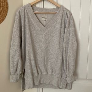 ABERCROMBIE oversized v neck sweatshirt